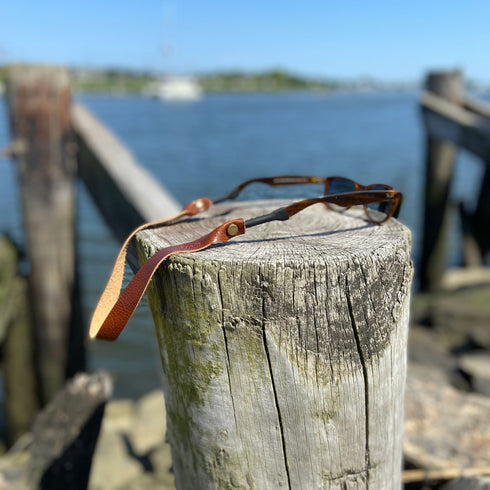 This is a Floto Sunglasses Strap eye wear retainer made from Italian full grain calfskin leather. Brown